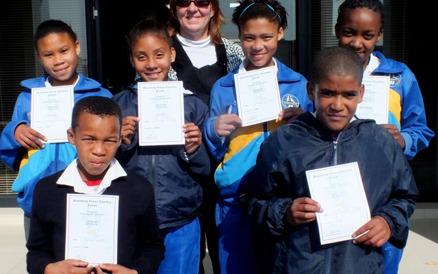 Gansbaai PrimÃªr, met voor vlnr Alvino Cupido en Edward Goliath. Agter hulle vlnr is Charmonique September, Maryke Willemse, Belnay GabriÃ«ls en Esoline Arendse, met me Marieta Rademeyer heel agter